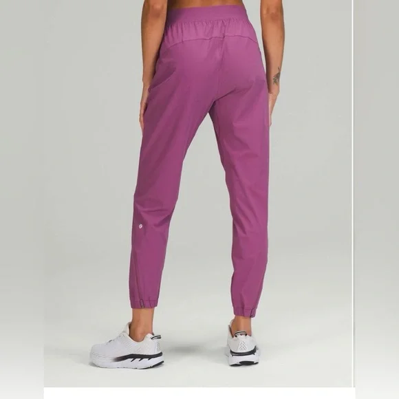 Adapted State High-Rise Jogger Vintage Plum
Zip Ankles Size 6 - Picture 2 of 10